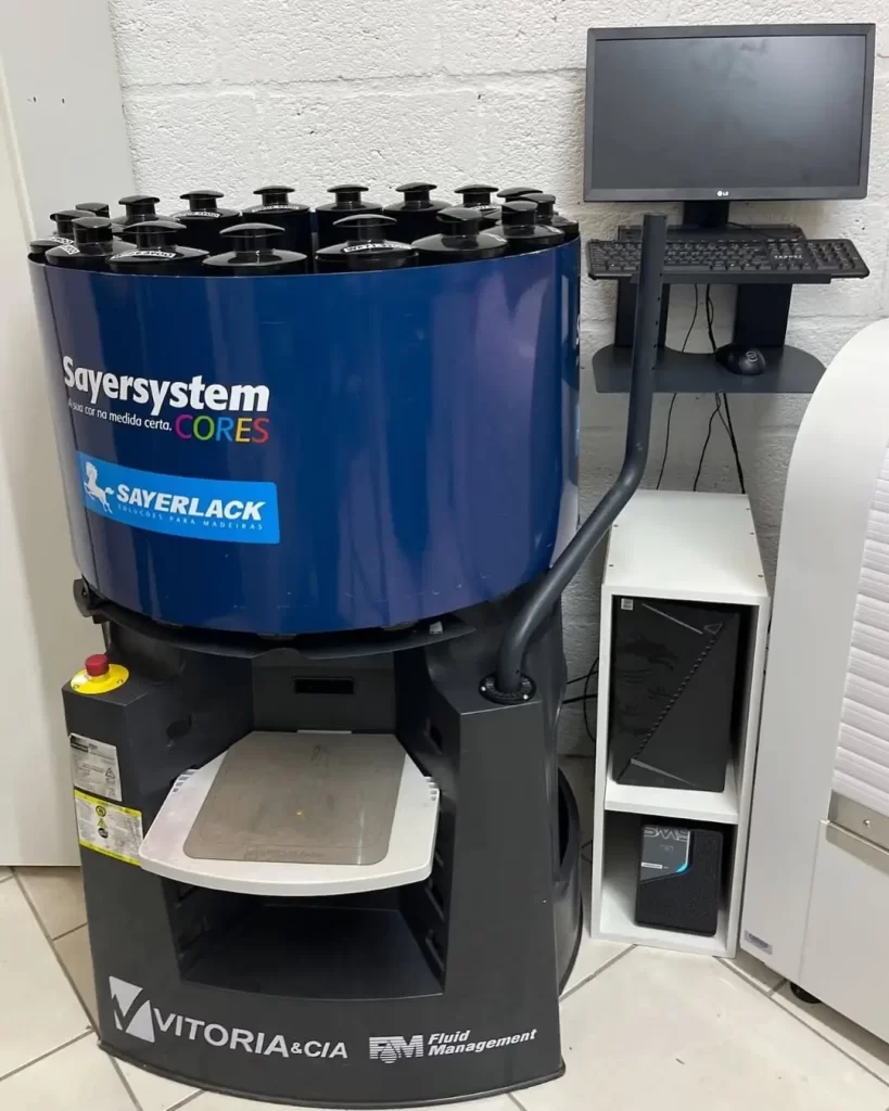 Exemplo de Máquina Tintométrica disponibilizada pela Vitoria & Cia.