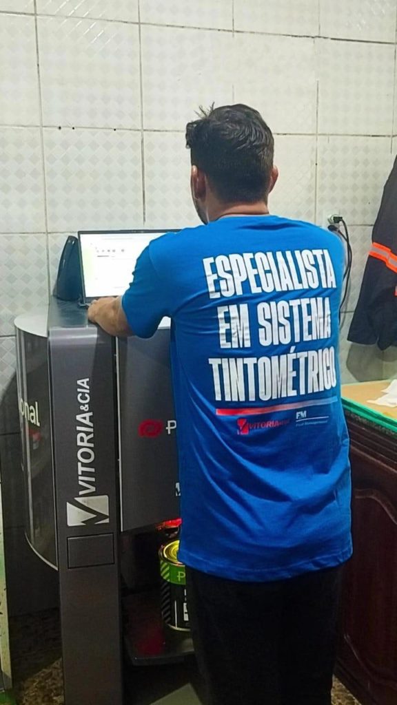 Funcionário da Vitória & Cia fazendo a manutenção da Dosadora XProtint