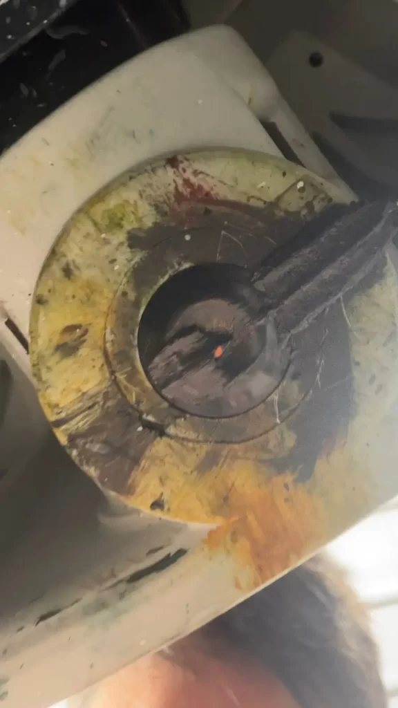 Cuidados com o Sistema Tintométrico: imagem com o bico encrostado